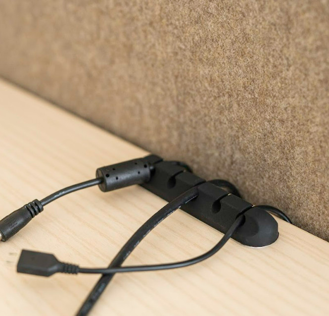 Selvklæbende kabelclips til skrivebordet