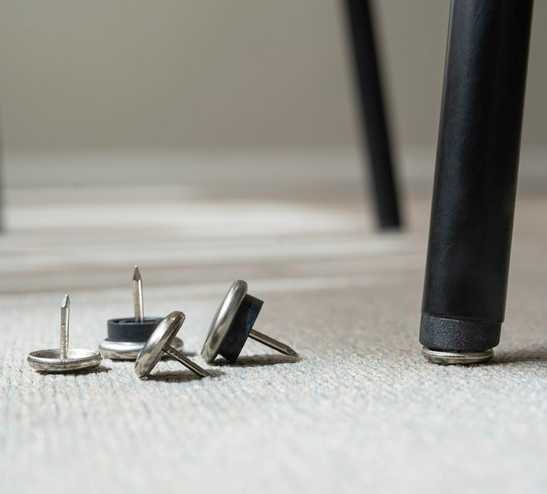 Stoleglidere i metal til møbler på tæpper