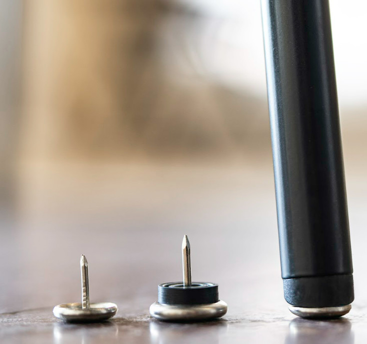 Stoleglidere i metal til møbler på tæpper