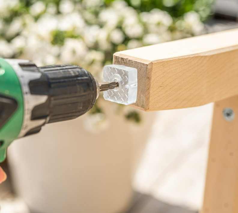 Skridsikre, transparente møbelpuder i gummi med skrue